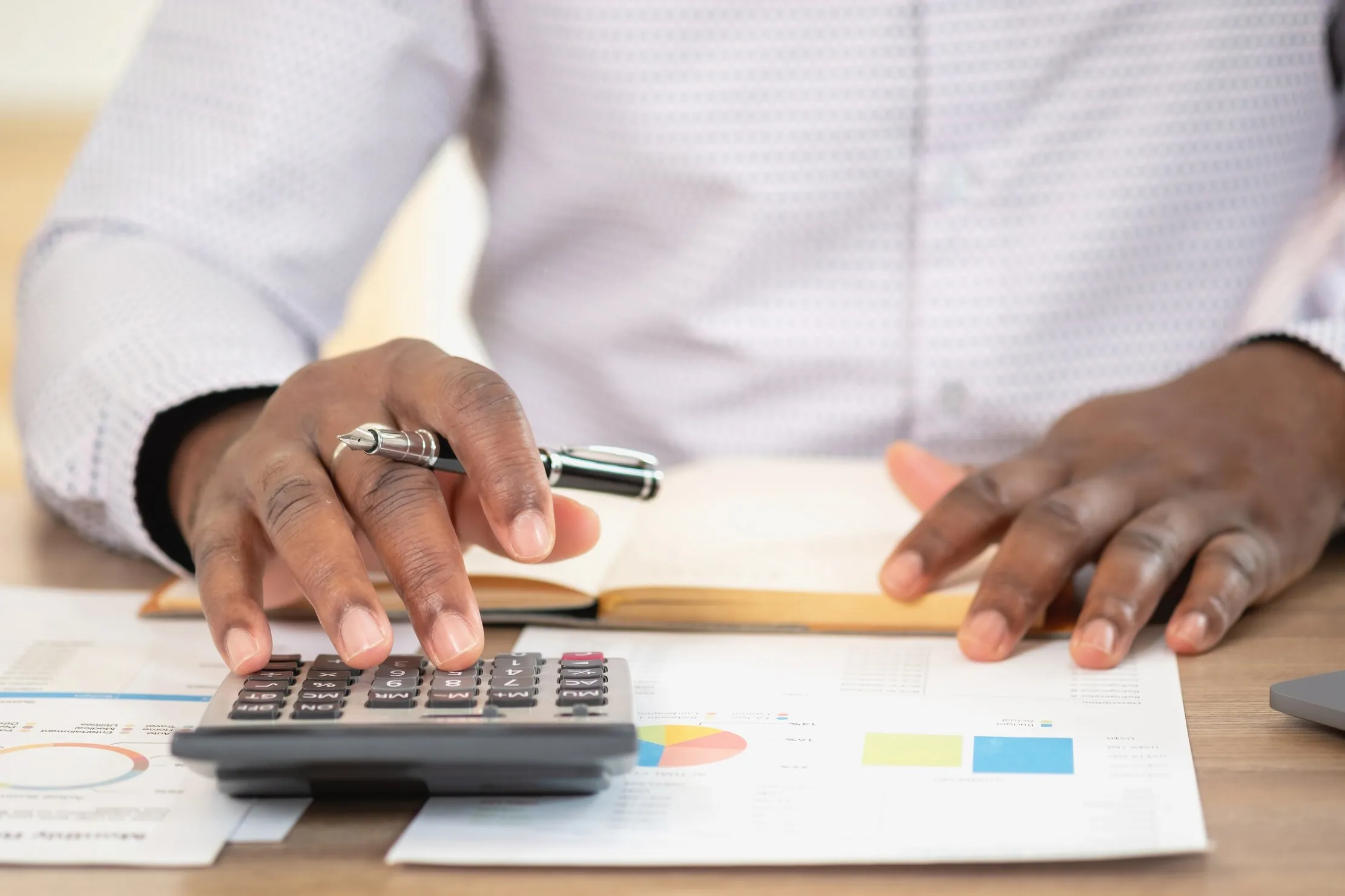Mains consultant un relevé financier près d’une calculatrice